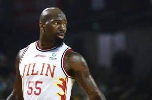  外援默契配合，双剑合璧攻破防线