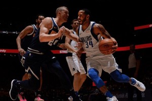  欧文华丽运球穿云，独行侠客场击败掘金队