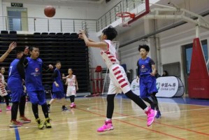  篮球公益行动开展，山区孩子收获梦想球鞋