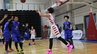  篮球公益行动开展，山区孩子收获梦想球鞋