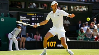  温网决赛激战正酣，德约科维奇强势冲击三连冠