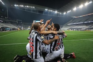  中场核心远射世界波，助球队登顶榜首