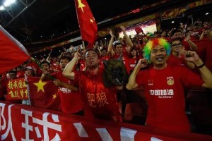  主场氛围助力腾飞，球迷助威声震屋瓦