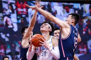  外援双塔统治内线，客队篮板优势显威力