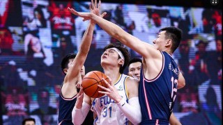  外援双塔统治内线，客队篮板优势显威力