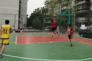  夜间灯光球场投入使用，上班族下班后挥拍健身