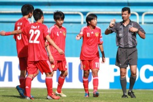  东亚杯较量，日本队三球完胜中国队