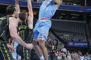  瓦塞尔三分精准马刺主场射落太阳