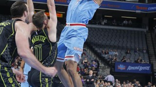  瓦塞尔三分精准马刺主场射落太阳