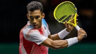  阿利亚西姆网前截击精妙，直落两盘横扫过关