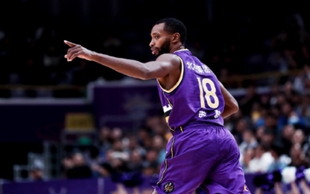  外援双响炮定乾坤，升班马客场奏凯