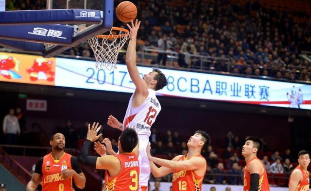  山东高速篮板碾压战胜北京控股男篮