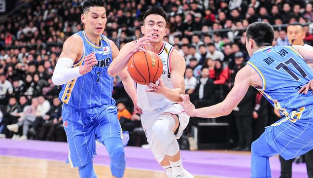  郭艾伦突破上篮绝杀北京首钢震惊全场