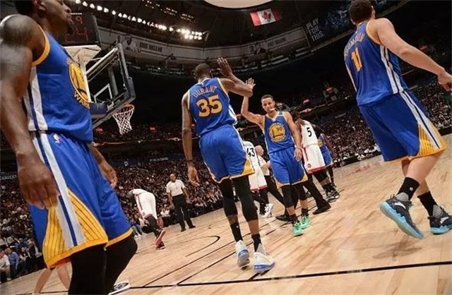  球星慈善赛温暖开踢，爱心捐款突破纪录  