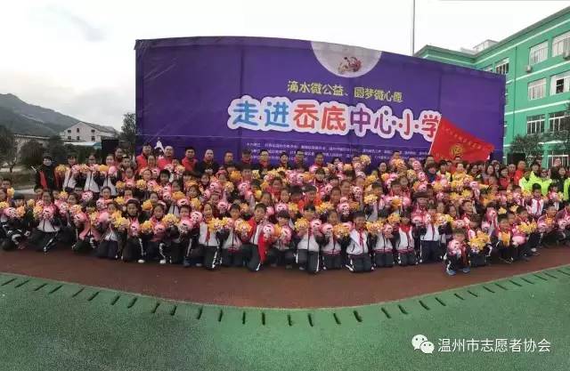  足球公益项目下乡，留守儿童圆梦球场  