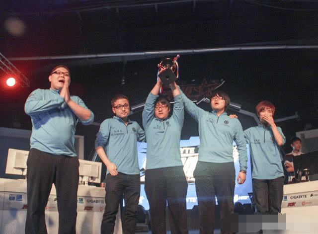  电竞天才少年横空出世，单场五杀震撼全场  