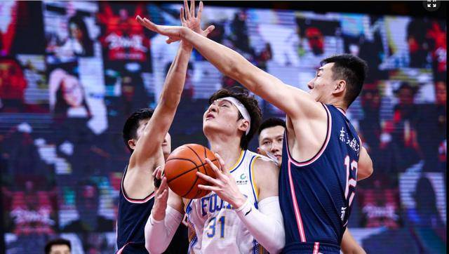  外援双塔统治内线，客队篮板优势显威力