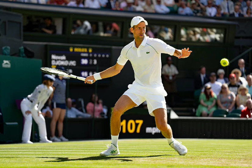  温网决赛激战正酣，德约科维奇强势冲击三连冠