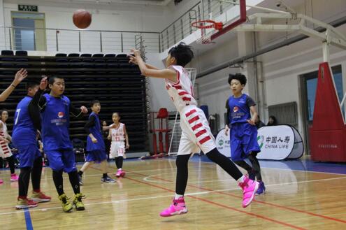  篮球公益行动开展，山区孩子收获梦想球鞋